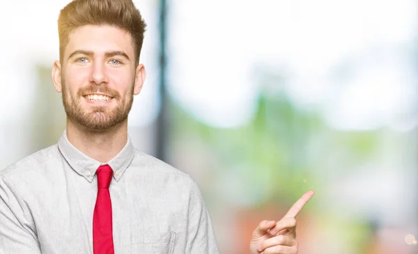 Joven Hombre Negocios Guapo Con Una Gran Sonrisa Cara Apuntando —  Fotos de Stock