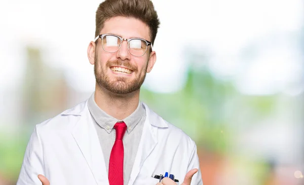 Ung Vacker Forskare Man Bär Glasögon Framgång Tecken Gör Positiv — Stockfoto