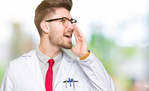 Giovane Scienziato Bello Uomo Con Gli Occhiali Che Urla Urla — Foto Stock