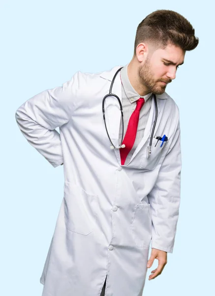 Młody Przystojny Lekarz Człowiek Sobie Medycznych Płaszcz Cierpienia Bóle Pleców — Zdjęcie stockowe