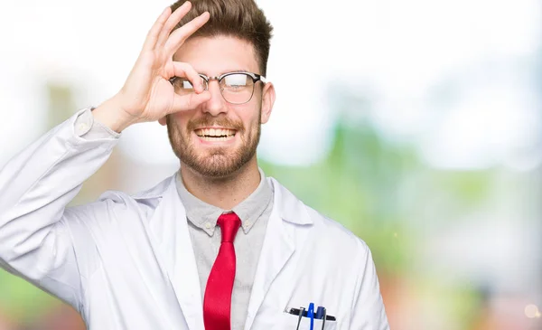 Ung Vacker Forskare Man Glasögon Gör Gest Med Handen Leende — Stockfoto