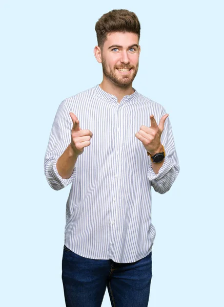 Homem Bonito Jovem Apontando Dedos Para Câmera Com Rosto Feliz — Fotografia de Stock