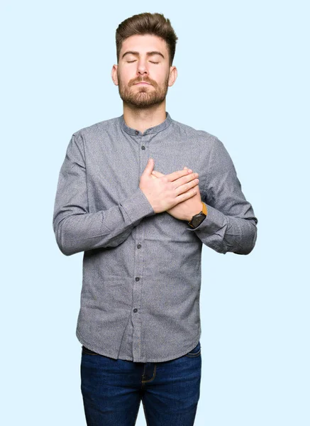 Jeune Homme Affaires Beau Décontracté Souriant Avec Les Mains Sur — Photo