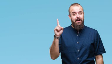 Genç beyaz hipster adam izole arka plan başarılı fikirle parmak işaret. Çıktıktan ve mutlu. Bir numara.