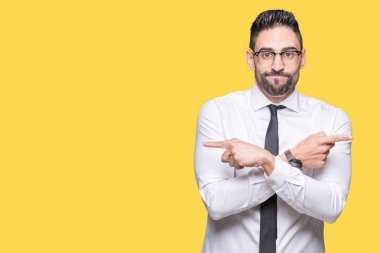 Genç yakışıklı iş adam gözlük izole üzerinde işaretleme için her iki parmak, farklı yönde ile katılmıyorum arka plan
