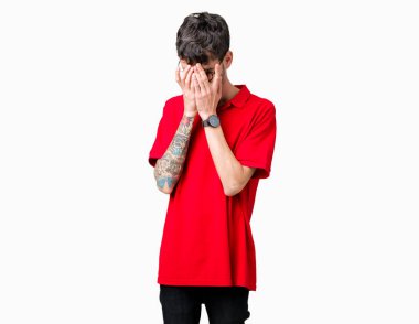 Üzgün ifade yüz eller ile ağlayarak süre kapsayan ile izole arka plan üzerinde gözlük takan yakışıklı delikanlı. Depresyon kavramı.