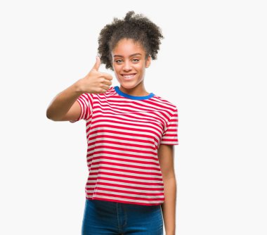 Genç afro Amerikan kadın hareketi el ile mutlu yaşasın yapıyor izole arka plan yüzünden. Kameraya bakarak başarı gösteren ile ifade onaylama.