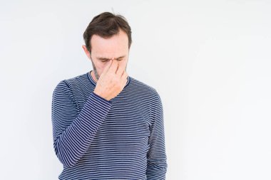 İzole arka burun ve göz yorgunluğu ve baş ağrısı duygu sürtünme yorgun yakışıklı üst düzey adam. Stres ve hayal kırıklığı kavramı.