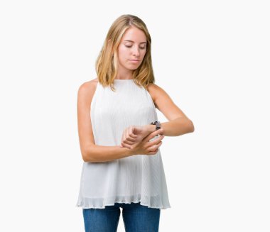 Güzel genç zarif kadın kol saati, rahat ve kendinden emin zamanında kontrol izole arka plan üzerinde