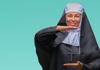 Orta yaş üst düzey Hıristiyan Katolik Rahibe kadın izole arka plan eller eller büyük gösterilen ve büyük boy işareti, ölçü birimi sembolü ile üzerinden. Kameraya bakarak gülümsüyordu. Ölçüm kavramı.