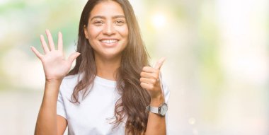 Genç güzel Arap kadın gösterilen ve parmakları ile işaret izole arka plan yüzünden kendinden emin ve mutlu gülümseyerek süre 6 numara.