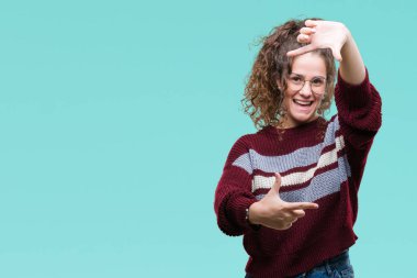 Güzel esmer kıvırcık saçlı Genç kız elle yapma çerçeve ve parmakları ile mutlu yüz gülümseyen izole arka plan üzerinde gözlük takıyorum. Yaratıcılık ve Fotoğrafçılık kavramı.