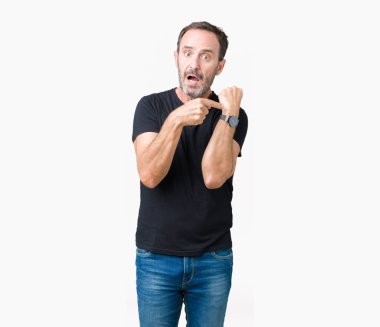 Yakışıklı orta yaş ağarmış komuta sizde acele işaretleme izlemek için zaman, sabırsızlık, üzgün ve kızgın son tarih gecikme için izole arka plan üzerinde