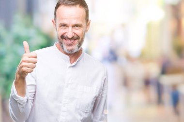 Orta yaş hareketi el ile mutlu yaşasın yapıyor izole arka plan üzerinde ağarmış komuta sizde. Kameraya bakarak başarı gösteren ile ifade onaylama.