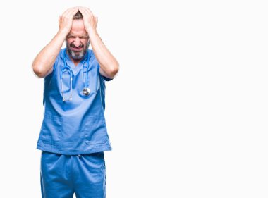 Çünkü çaresiz ve stresli baş ağrısı acı izole arka plan üzerinde tıbbi üniforma giyen orta yaş ağarmış kıdemli Doktor adam ağrı ve migren. Ellerini kafasına.