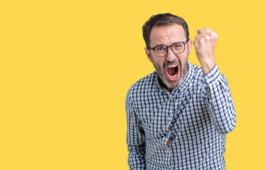 Kızgın arka plan üzerinde gözlük takan yakışıklı orta yaş zarif üst düzey iş adamı izole ve kızgın yetiştirme hayal kırıklığı ve öfke ile bağırarak süre öfkeli yumruk. Öfke ve agresif kavramı.