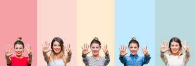 Kolaj gösterilen ve parmakları ile işaret renkli vintage çizgili izole arka plan üzerinde genç güzel kadın kendinden emin ve mutlu gülümseyerek süre sekiz numara.