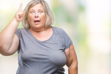 Başarılı fikirle parmağı yukarıyı izole arka plan üzerinde beyaz kadın kıdemli artı boyutu. Çıktıktan ve mutlu. Bir numara.