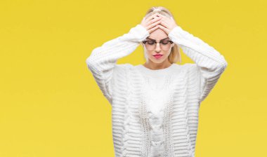 Çünkü çaresiz ve stresli baş ağrısı acı izole arka plan üzerinde gözlük güzel sarışın genç kadın acı ve migren. Ellerini kafasına.