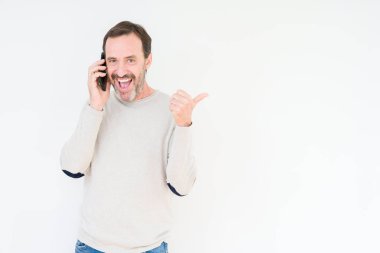 Komuta sizde Smartphone'da işaret ve başparmak kadar mutlu yüz gülümseyen tarafı ile gösteren izole arka plan üzerinde konuşuyor