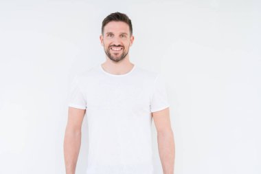 Genç yakışıklı giyiyor rahat beyaz t-shirt yüzünde mutlu ve güzel bir gülümseme ile izole arka plan üzerinde adam. Şanslı kişi.