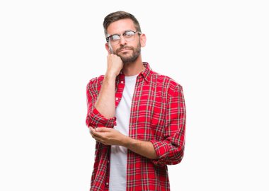 Yakışıklı delikanlı çene düşünme hakkında soru, dalgın ifade üzerine el ile izole arka plan üzerinde. Düşünceli yüzüyle gülümsüyor. Şüphe kavramı.