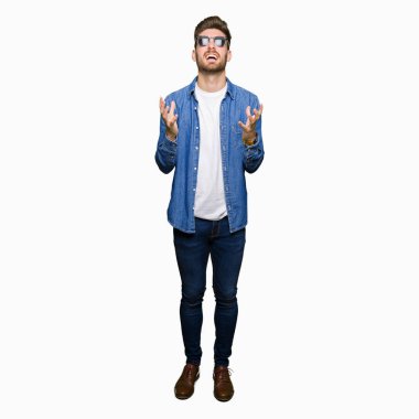 Denim ceket ve deli deli bağırarak ve agresif ifade ve silah kaldırdı bağırmaya giyen genç yakışıklı zarif adam. Hayal kırıklığı kavramı.