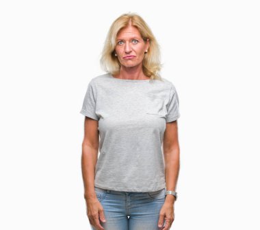 Orta yaş sarışın kadın izole arka plan yüzünden depresyona ve kızgın ve korkmuş ağlıyor için sıkıntı, endişe. Üzgün ifade.