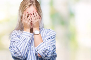 Genç Sarışın kadın ağlayarak süre elleriyle yüzünü kapsayan üzgün ifade ile izole arka plan yüzünden. Depresyon kavramı.