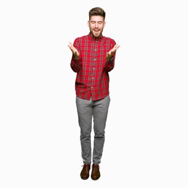 Yakışıklı delikanlı deli ve silah ile başarı için deli kutluyor kaldırdı ve heyecanlı çığlık gözler kapalı. Kazanan kavramı