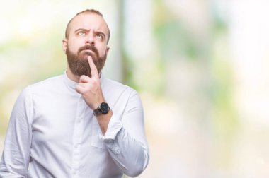 Çene düşünme hakkında soru, dalgın ifade üzerine el ile izole arka plan Genç beyaz hipster adam. Düşünceli yüzüyle gülümsüyor. Şüphe kavramı.