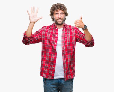 Gösterilen ve parmakları ile işaret izole arka plan yakışıklı İspanyol modeli adam kendinden emin ve mutlu gülümseyerek süre 6 numara.