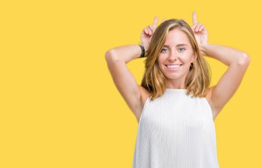 Neşeli gülümseyen güzel genç zarif kadın komik ve çılgın baş parmaklar ile tavşan kulakları poz izole arka plan