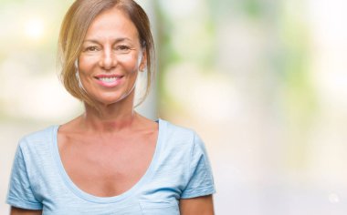 Orta yaş izole arka plan ile bir mutlu ve serin üzerinden İspanyol kadın kıdemli yüzündeki gülümseme. Şanslı kişi.