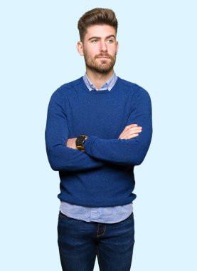 Genç yakışıklı bussines adam görünümlü yan ve dik dik bakma uzağa düşünce gülümseyen.