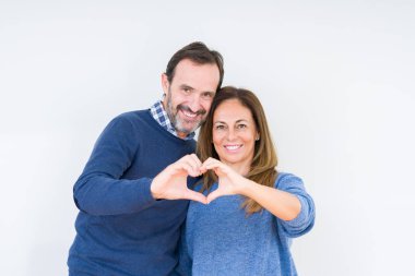 Güzel orta yaş kaç aşk içinde gülümseyen izole arka plan üzerinde içinde kalp simgesi ve elleriyle şekil gösteren seviyorum. Romantik kavramı.