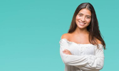 Genç güzel Arap kadın izole arka plan mutlu yüz çapraz silah kameraya bakarak ile gülümseyen yüzünden. Olumlu bir kişi.