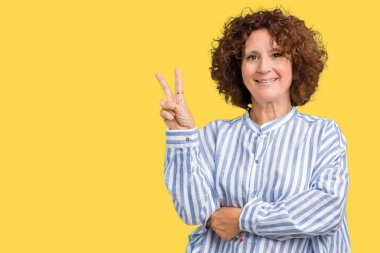 Mutlu yüz zafer işareti yaparken kameraya göz kırpıyor ile gülümseyen izole arka plan üzerinde Donanma forması giyen güzel orta ager üst düzey kadın. İki numaralı.