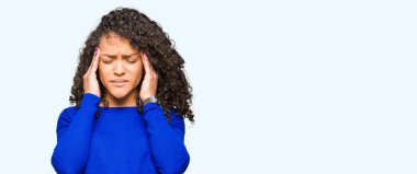 Çünkü baş baş ağrısı için üzerinde el ile kış kazak giyen kıvırcık saçlı Genç güzel kadın stres. Migren muzdarip.