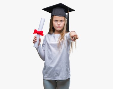 Genç güzel kız giyiyor lisansüstü kap holding derecesi izole arka kamera ve size parmak ile işaret üzerine, el işareti, pozitif ve kendinden emin bir jest ön