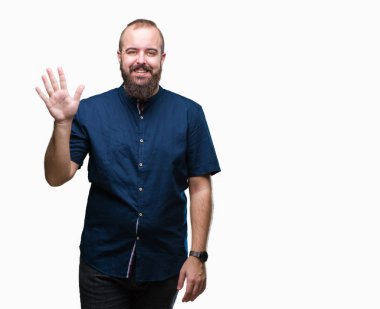 Gösterilen ve parmakları ile işaret izole arka plan Genç beyaz hipster adam kendinden emin ve mutlu gülümseyerek süre beş numara.