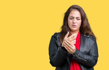 Artı boyutu genç kadın güzel üzerinde bir moda deri ceket giyiyor arka plan acı acı elleri ve parmakları, artrit inflamasyon izole