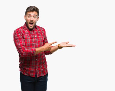 Yakışıklı delikanlı üzerinden hayran ve el ile sunulması ve parmak ile işaret ederken kameraya gülümseyen izole arka plan.