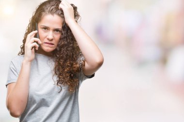 Smartphone kafa üzerinde el ile vurguladı izole arka plan üzerinde konuşmak genç esmer kız şok utanç ve sürpriz suratla, öfkeli ve sinirli. Korku ve hata için üzgün.