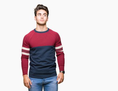 Yakışıklı delikanlı görünümlü yan ve dik dik bakma uzağa düşünce gülümseyen izole arka plan üzerinde.