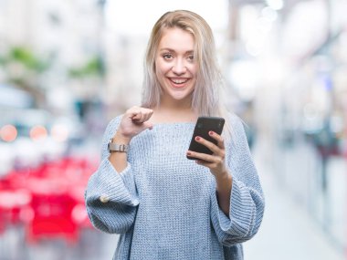 Sarışın genç kadın manifatura sürpriz yüz işaret parmağı kendini izole arka plan üzerinde Smartphone kullanarak ileti gönderme