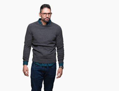 Sorunu nedeniyle izole arka plan şüpheci ve sinir, papatyanın üzgün üzerinde gözlük takan yakışıklı delikanlı. Negatif kişi.