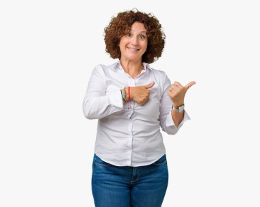 Güzel orta ager üst düzey businees kadın izole arka plan yüzünden kendinden emin gülümseyen arkasından el ve kadar başparmak ile işaret