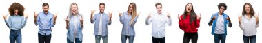 Afro-Amerikan, İspanyol ve beyaz grup rock simge elle yapıyor deli ifade ile bağırarak izole beyaz arka plan üzerinde insan bileşimi. Müzik yıldızı. Ağır kavramı.