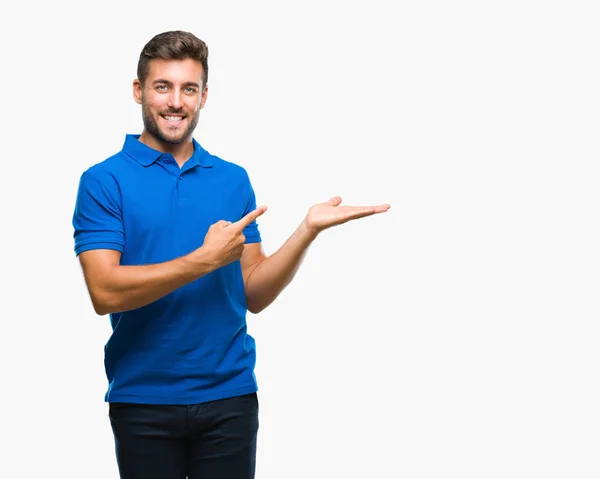 Joven Hombre Guapo Sobre Fondo Aislado Asombrado Sonriendo Cámara Mientras —  Fotos de Stock